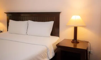 Camera Deluxe King — Baumanburi Hotel Patong
