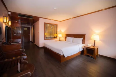 Camera Deluxe King con Vista Piscina — Baumanburi Hotel Patong
