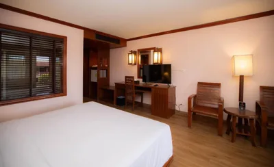 Camera Premium King con Vista Piscina — Baumanburi Hotel Patong